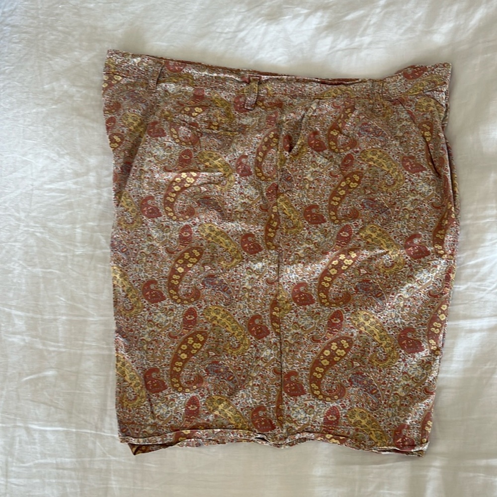 Bill’s Khakis Paisley Shorts, 40 W, 100 % cotton.